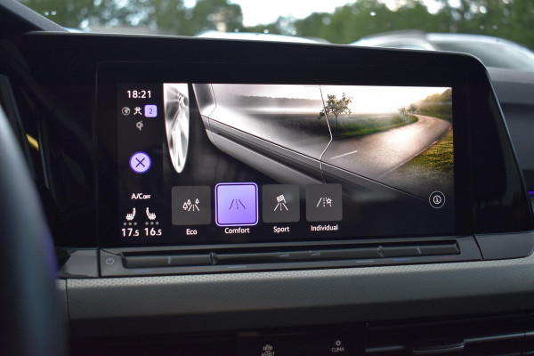 Volkswagen Golf 1.5 eTSI R-Line ACC DCC Carplay Camera Sfeer Trekhaak
