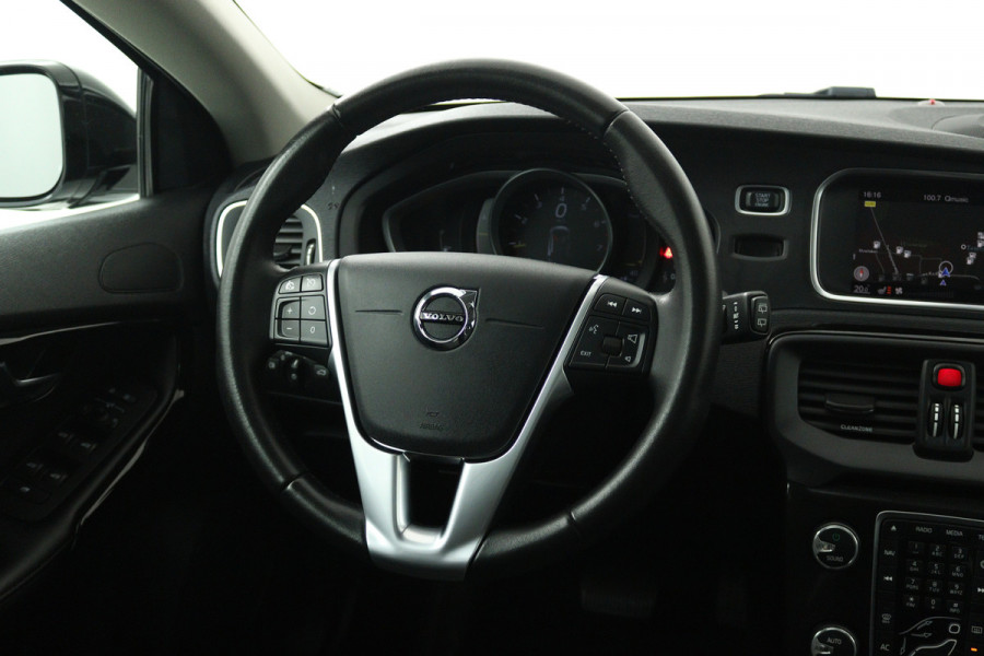 Volvo V40 Cross Country 1.5 T3 Dynamic Edition (PANORAMADAK, STOELVERWARMING, CAMERA, NAVIGATIE, PARKEERSENSOREN)
