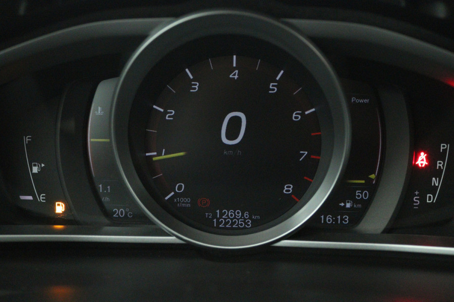 Volvo V40 Cross Country 1.5 T3 Dynamic Edition (PANORAMADAK, STOELVERWARMING, CAMERA, NAVIGATIE, PARKEERSENSOREN)