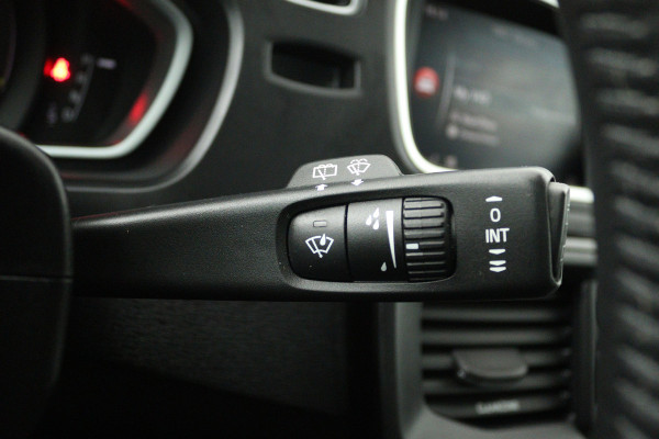 Volvo V40 Cross Country 1.5 T3 Dynamic Edition (PANORAMADAK, STOELVERWARMING, CAMERA, NAVIGATIE, PARKEERSENSOREN)