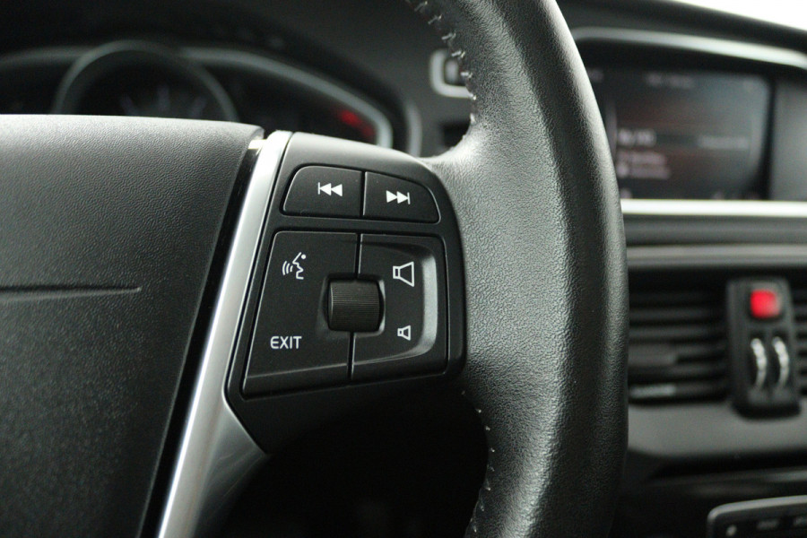 Volvo V40 Cross Country 1.5 T3 Dynamic Edition (PANORAMADAK, STOELVERWARMING, CAMERA, NAVIGATIE, PARKEERSENSOREN)