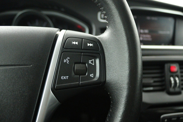 Volvo V40 Cross Country 1.5 T3 Dynamic Edition (PANORAMADAK, STOELVERWARMING, CAMERA, NAVIGATIE, PARKEERSENSOREN)