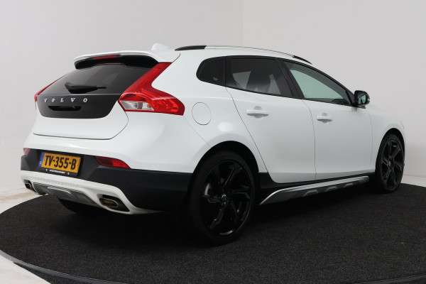 Volvo V40 Cross Country 1.5 T3 Dynamic Edition (PANORAMADAK, STOELVERWARMING, CAMERA, NAVIGATIE, PARKEERSENSOREN)