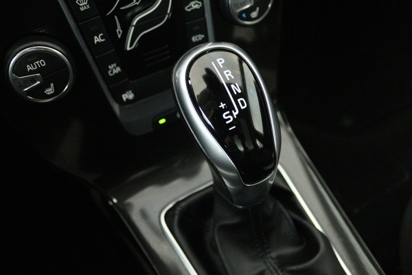 Volvo V40 Cross Country 1.5 T3 Dynamic Edition (PANORAMADAK, STOELVERWARMING, CAMERA, NAVIGATIE, PARKEERSENSOREN)