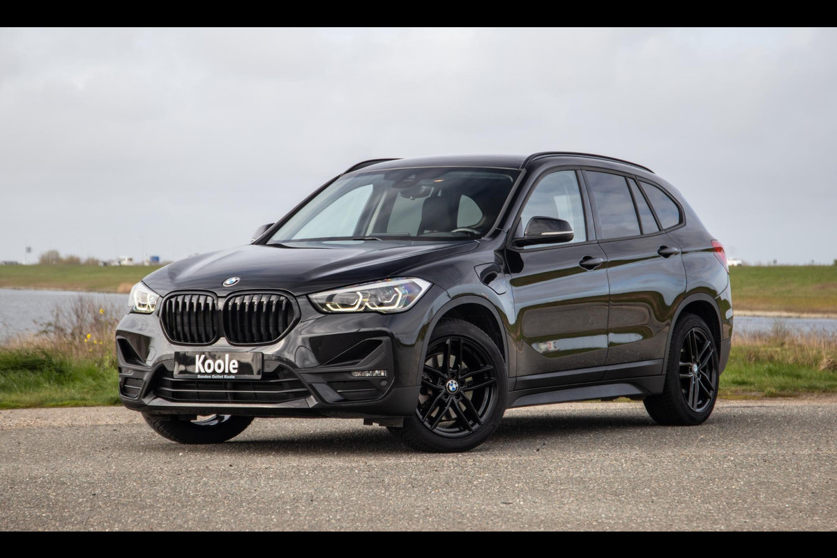 BMW X1 xDrive25e Executive BLACK LINE / CAMERA / CARPLAY / HEAD UP DISPLAY / LEDER / LED / CRUISE CONTROLE / STOELVERWARMING