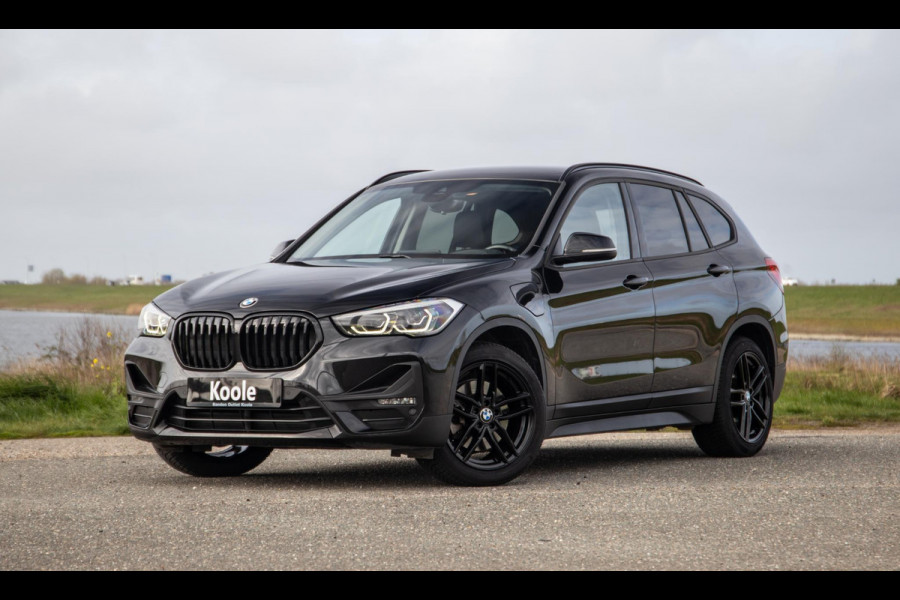 BMW X1 xDrive25e Executive BLACK LINE / CAMERA / CARPLAY / HEAD UP DISPLAY / LEDER / LED / CRUISE CONTROLE / STOELVERWARMING