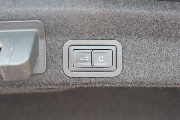 Audi A6 Limousine 55 TFSI e quattro Competition / Full option! / SoH 88% / Trekhaak / Panoramadak / 360Camera / Head-up / Softclose / Keyless / B&O / RS Seats / 19'' / Stoelmassage+Ventilatie / Stuurverwarming / Dodehoek / DAB / ACC