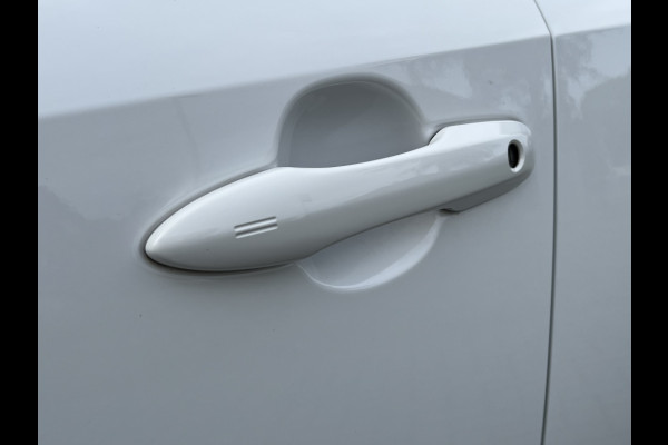 Toyota Corolla 1.8 Hybrid Style Plus | Dodehoekherkenning, 17 inch, Stoel + Stuurverwarming, Parkeersensoren