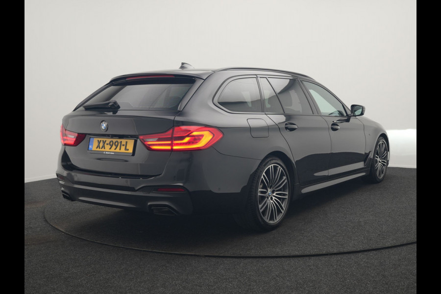 BMW 5 Serie Touring 520i M Sport 184pk Dealer O.H. | Panodak | Head Up | 360 Camera | Lederen Comfortstoelen Memory & Verwarmd | Sfeerverlichting | Blis | Apple Carplay | Stuur Verwarmd | Adaptive LED | Navigatie | DAB | 19"L.M |