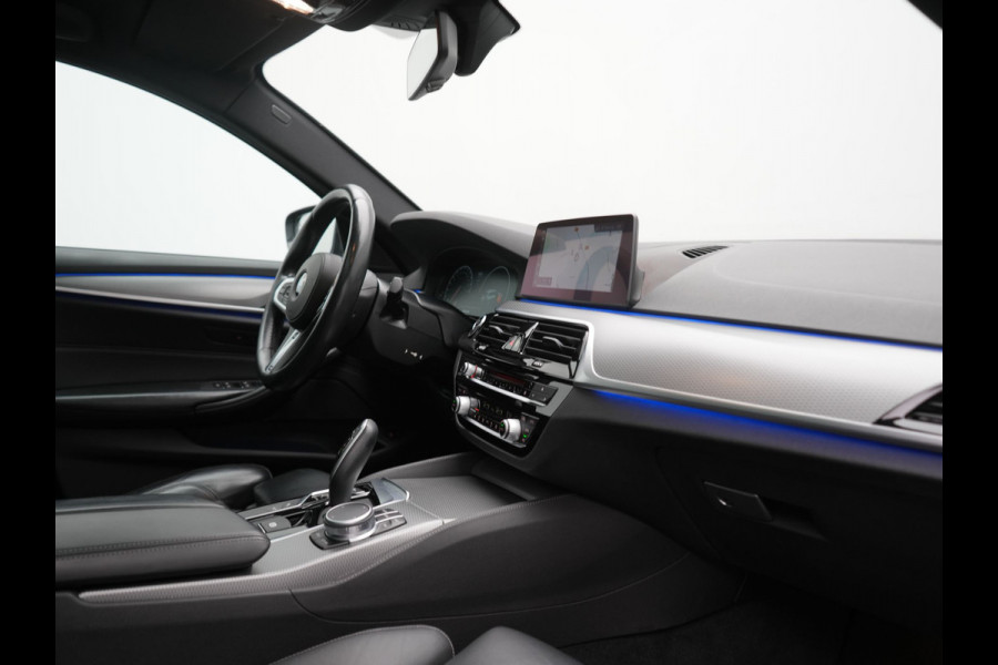 BMW 5 Serie Touring 520i M Sport 184pk Dealer O.H. | Panodak | Head Up | 360 Camera | Lederen Comfortstoelen Memory & Verwarmd | Sfeerverlichting | Blis | Apple Carplay | Stuur Verwarmd | Adaptive LED | Navigatie | DAB | 19"L.M |