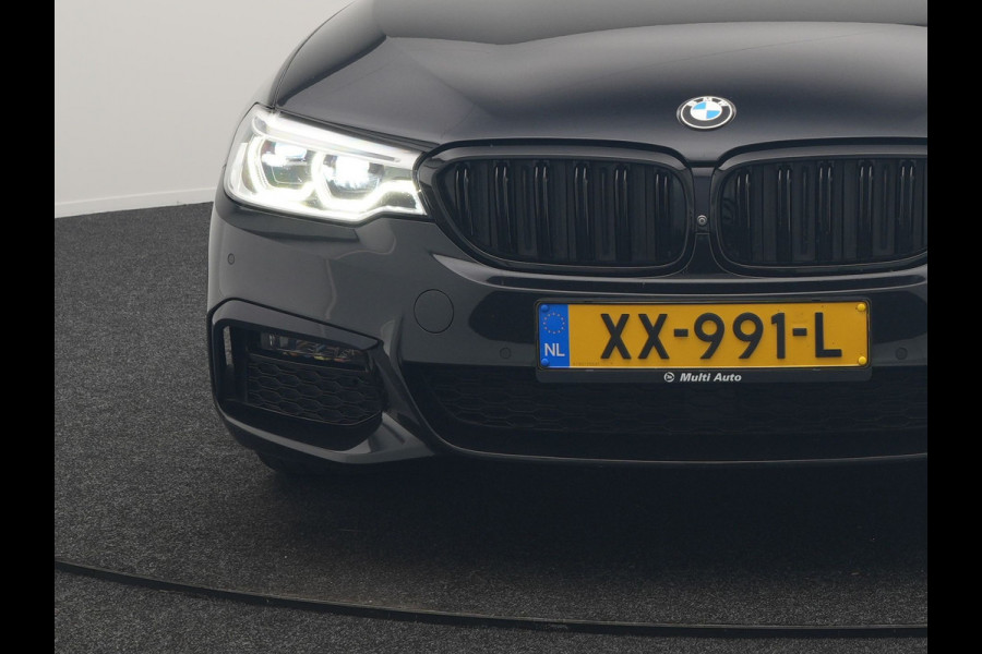 BMW 5 Serie Touring 520i M Sport 184pk Dealer O.H. | Panodak | Head Up | 360 Camera | Lederen Comfortstoelen Memory & Verwarmd | Sfeerverlichting | Blis | Apple Carplay | Stuur Verwarmd | Adaptive LED | Navigatie | DAB | 19"L.M |