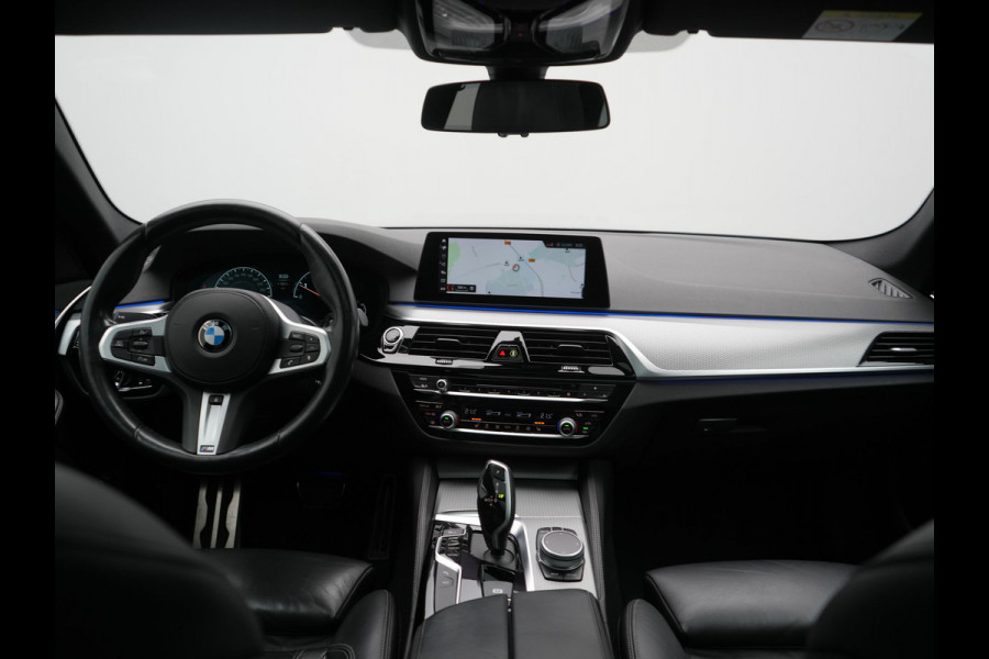 BMW 5 Serie Touring 520i M Sport 184pk Dealer O.H. | Panodak | Head Up | 360 Camera | Lederen Comfortstoelen Memory & Verwarmd | Sfeerverlichting | Blis | Apple Carplay | Stuur Verwarmd | Adaptive LED | Navigatie | DAB | 19"L.M |