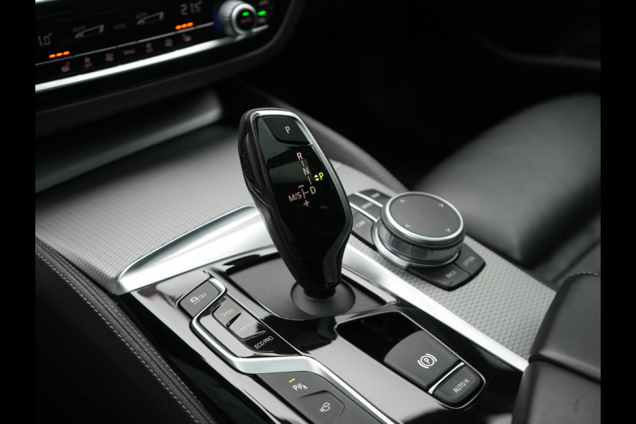 BMW 5 Serie Touring 520i M Sport 184pk Dealer O.H. | Panodak | Head Up | 360 Camera | Lederen Comfortstoelen Memory & Verwarmd | Sfeerverlichting | Blis | Apple Carplay | Stuur Verwarmd | Adaptive LED | Navigatie | DAB | 19"L.M |