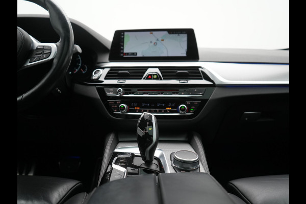 BMW 5 Serie Touring 520i M Sport 184pk Dealer O.H. | Panodak | Head Up | 360 Camera | Lederen Comfortstoelen Memory & Verwarmd | Sfeerverlichting | Blis | Apple Carplay | Stuur Verwarmd | Adaptive LED | Navigatie | DAB | 19"L.M |