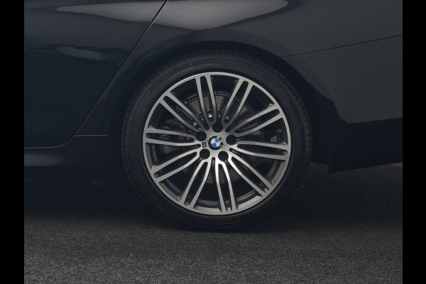 BMW 5 Serie Touring 520i M Sport 184pk Dealer O.H. | Panodak | Head Up | 360 Camera | Lederen Comfortstoelen Memory & Verwarmd | Sfeerverlichting | Blis | Apple Carplay | Stuur Verwarmd | Adaptive LED | Navigatie | DAB | 19"L.M |