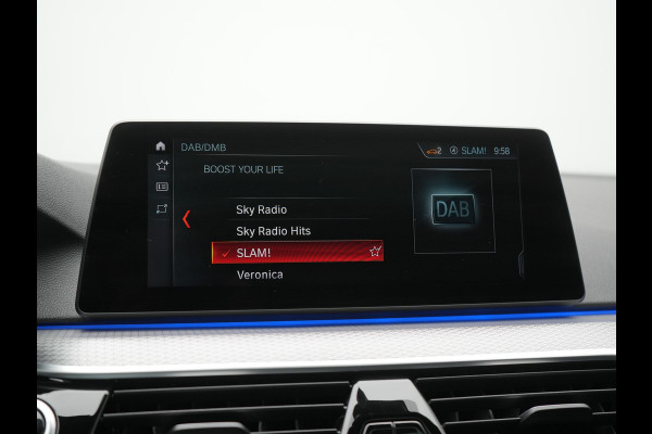 BMW 5 Serie Touring 520i M Sport 184pk Dealer O.H. | Panodak | Head Up | 360 Camera | Lederen Comfortstoelen Memory & Verwarmd | Sfeerverlichting | Blis | Apple Carplay | Stuur Verwarmd | Adaptive LED | Navigatie | DAB | 19"L.M |