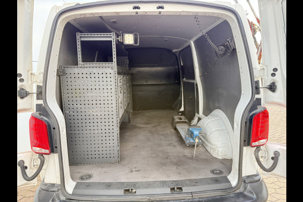 Volkswagen E-Transporter 37,3kWh 113PK L2 138 WLTP Snelladen Elektrisch Trekhaak Carplay Camera Inbouw Parkeersensoren Stoelverwarming