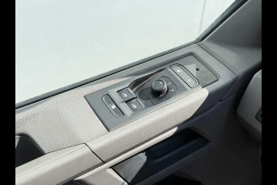 Volkswagen E-Transporter 37,3kWh 113PK L2 138 WLTP Snelladen Elektrisch Trekhaak Carplay Camera Inbouw Parkeersensoren Stoelverwarming