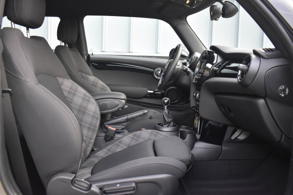 MINI 3-deurs 1.5 Cooper Chili | Xenon | Carplay | Navi | Sportstoelen | PDC | Lichtmetalen velgen