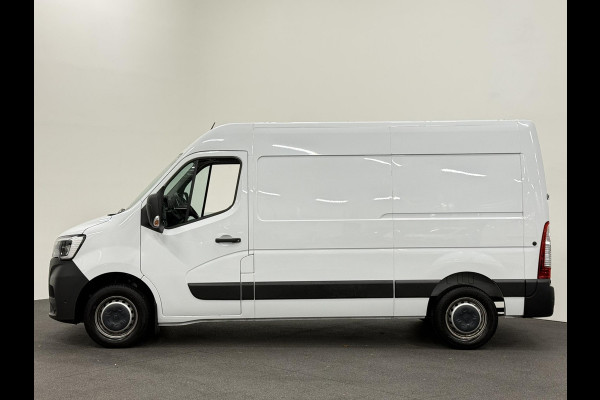 Renault Master T33 2.3 dCi 135 L2H2 Airco Cruise control Parkeersensoren Navigatie Trekhaak