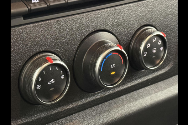Renault Master T33 2.3 dCi 135 L2H2 Airco Cruise control Parkeersensoren Navigatie Trekhaak