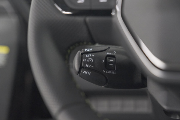 Peugeot e-2008 EV GT 54 kWh | 11 KW Lader | Warmtepomp | Camera | Alcantara Pakket | Stoelmassage