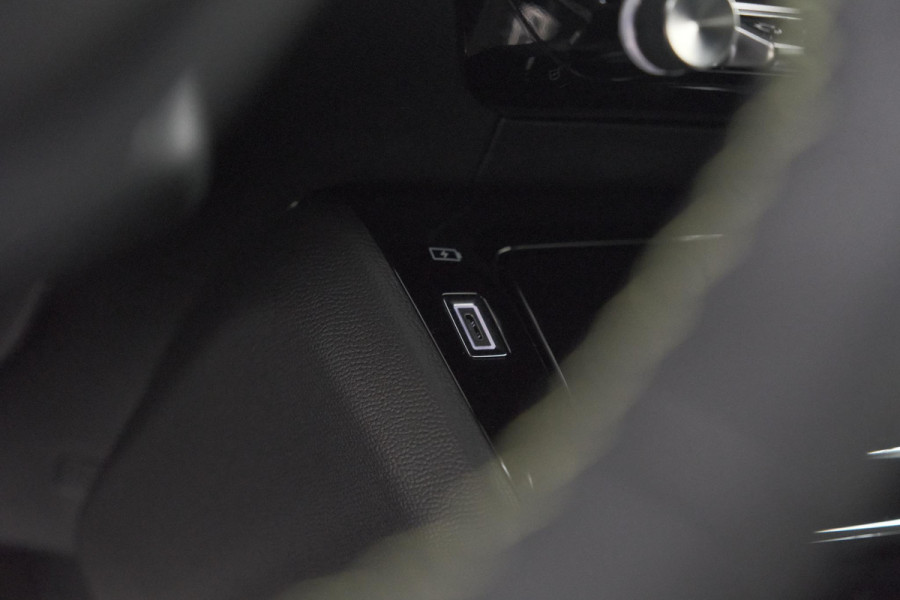 Peugeot e-2008 EV GT 54 kWh | 11 KW Lader | Warmtepomp | Camera | Alcantara Pakket | Stoelmassage