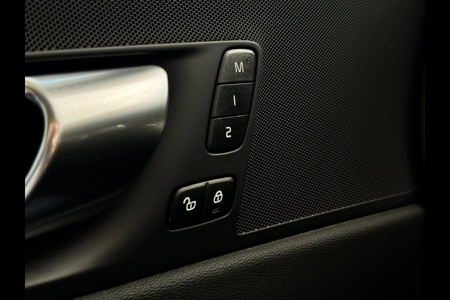 Volvo XC60 2.0 T6 Plug-in hybrid AWD Plus Bright | Pano | Trekhaak | Long Range | Elektrische stoelen | Denimblauw | Pilot Assist