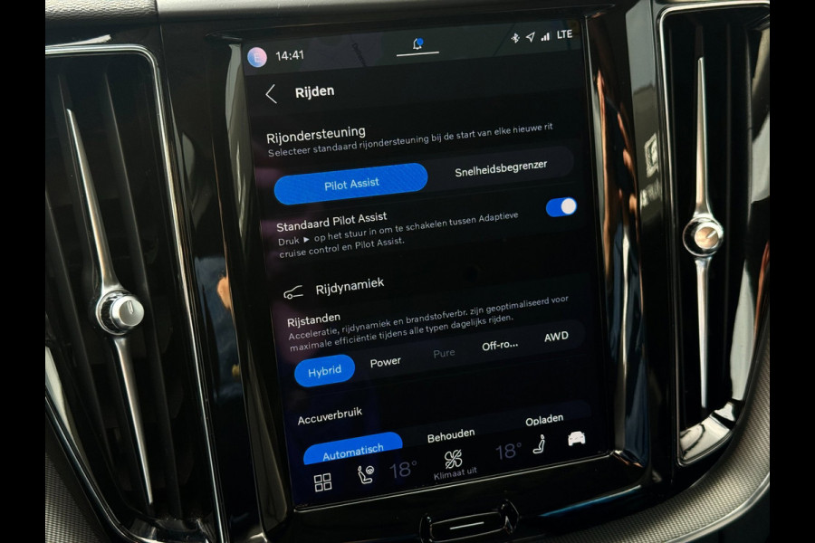 Volvo XC60 2.0 T6 Plug-in hybrid AWD Plus Bright | Pano | Trekhaak | Long Range | Elektrische stoelen | Denimblauw | Pilot Assist