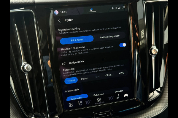 Volvo XC60 2.0 T6 Plug-in hybrid AWD Plus Bright | Pano | Trekhaak | Long Range | Elektrische stoelen | Denimblauw | Pilot Assist