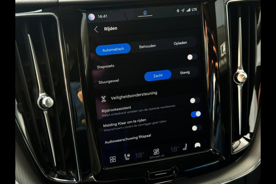 Volvo XC60 2.0 T6 Plug-in hybrid AWD Plus Bright | Pano | Trekhaak | Long Range | Elektrische stoelen | Denimblauw | Pilot Assist