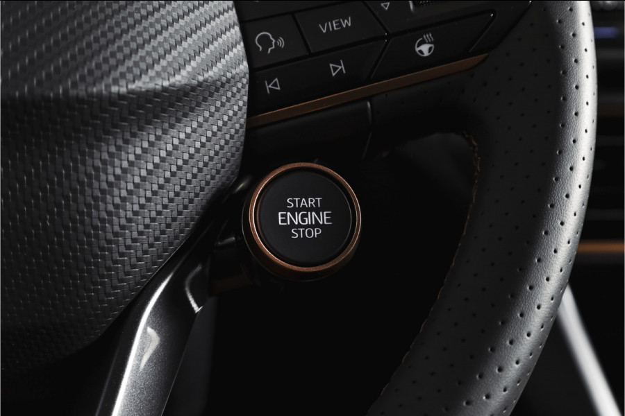 CUPRA Formentor 1.5 TSI e-Hybrid 204 PK Business | S/K-Panodak | Matrix Led | Elek Trekhaak | Dig. Cockpit | Adapt. Cruise | Stoel-+Stuurverw. | PDC | Camera | App. Connect | ECC | Elek. Klep | LM 19" | 7059