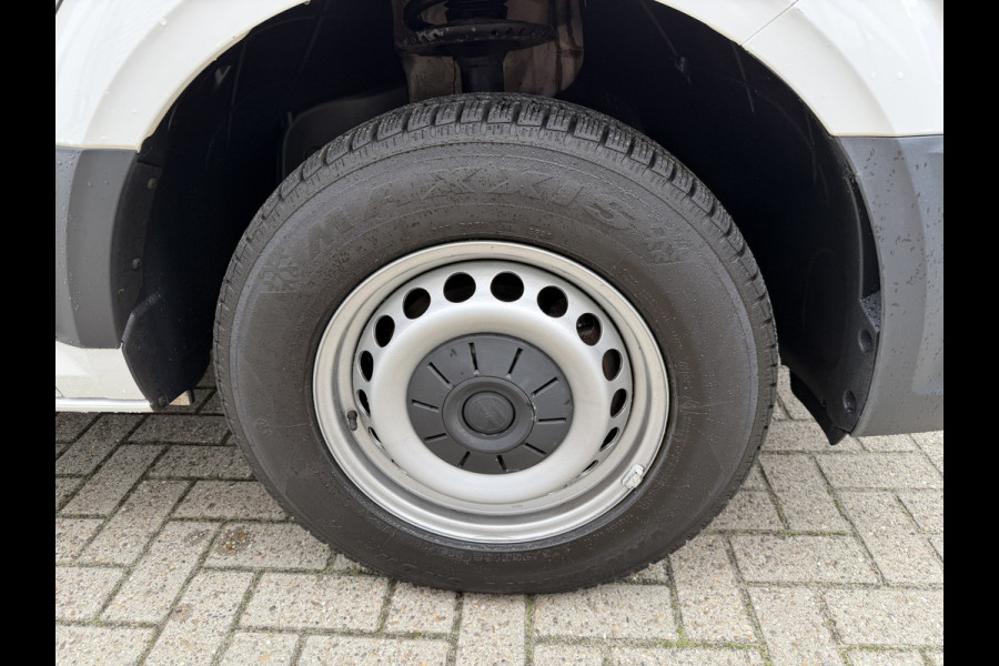 Volkswagen Crafter 35 2.0 TDI 140pk L4H3 ( voorheen L3H2 ) Comfortline / vaste prijs rijklaar € 19.950 ex btw / lease vanaf € 336 / euro 6 / bpm vrij / airco / 270 graden achterdeuren / achteruit rijcamera