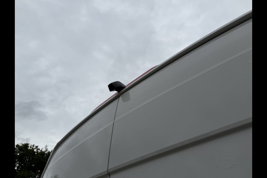 Volkswagen Crafter 35 2.0 TDI 140pk L4H3 ( voorheen L3H2 ) Comfortline / vaste prijs rijklaar € 19.950 ex btw / lease vanaf € 336 / euro 6 / bpm vrij / airco / 270 graden achterdeuren / achteruit rijcamera