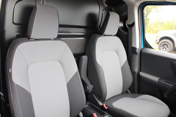 Ford E-Transit Courier Limited 44 kWh 136pk | DEMO | Trekhaak | Driver Assistance Pack met Navigatie | Led laadruimte verlichting | Laadvloerbescherming Rubber