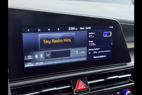 Kia Niro EV ExecutiveLine 204PK 64.8kWh Adap.Cruise Head-Up Stoelverwarming+Ventilatie Camera Schuif-/Kanteldak Apple Carplay Android Auto E SOH 100% Elek.Stoelen Memory Privacy Glas DAB Elek.Achterklep Lmv 17" 1e Eigenaar Dealeronderhouden Origineel Nederlandse Auto