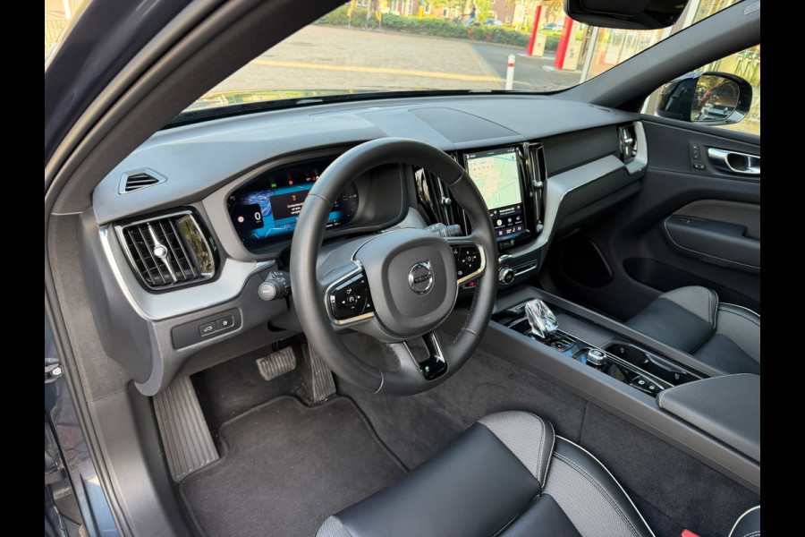 Volvo XC60 2.0 T8 Plug-in hybrid AWD Ultimate Dark Pano / Afn. Trekhaak / Camera / Stoel memorie / Stoel & Stuurw. verw.