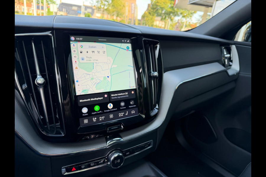 Volvo XC60 2.0 T8 Plug-in hybrid AWD Ultimate Dark Pano / Afn. Trekhaak / Camera / Stoel memorie / Stoel & Stuurw. verw.