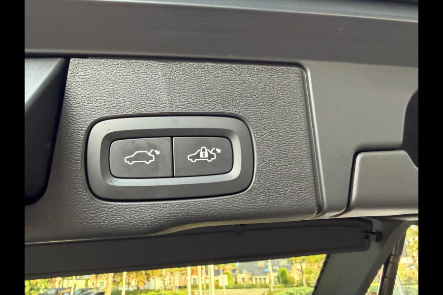Volvo XC60 2.0 T8 Plug-in hybrid AWD Ultimate Dark Pano / Afn. Trekhaak / Camera / Stoel memorie / Stoel & Stuurw. verw.