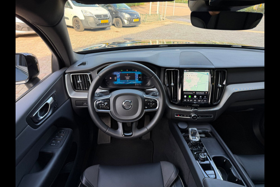Volvo XC60 2.0 T8 Plug-in hybrid AWD Ultimate Dark Pano / Afn. Trekhaak / Camera / Stoel memorie / Stoel & Stuurw. verw.