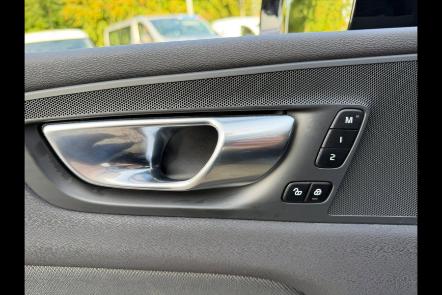 Volvo XC60 2.0 T8 Plug-in hybrid AWD Ultimate Dark Pano / Afn. Trekhaak / Camera / Stoel memorie / Stoel & Stuurw. verw.