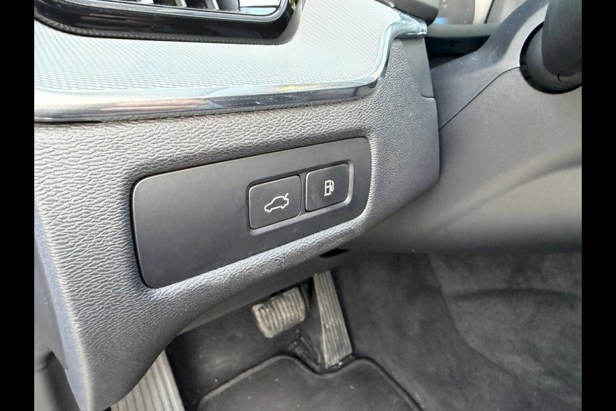Volvo XC60 2.0 T8 Plug-in hybrid AWD Ultimate Dark Pano / Afn. Trekhaak / Camera / Stoel memorie / Stoel & Stuurw. verw.
