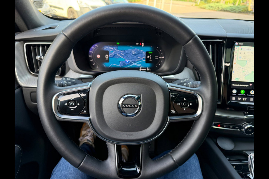 Volvo XC60 2.0 T8 Plug-in hybrid AWD Ultimate Dark Pano / Afn. Trekhaak / Camera / Stoel memorie / Stoel & Stuurw. verw.