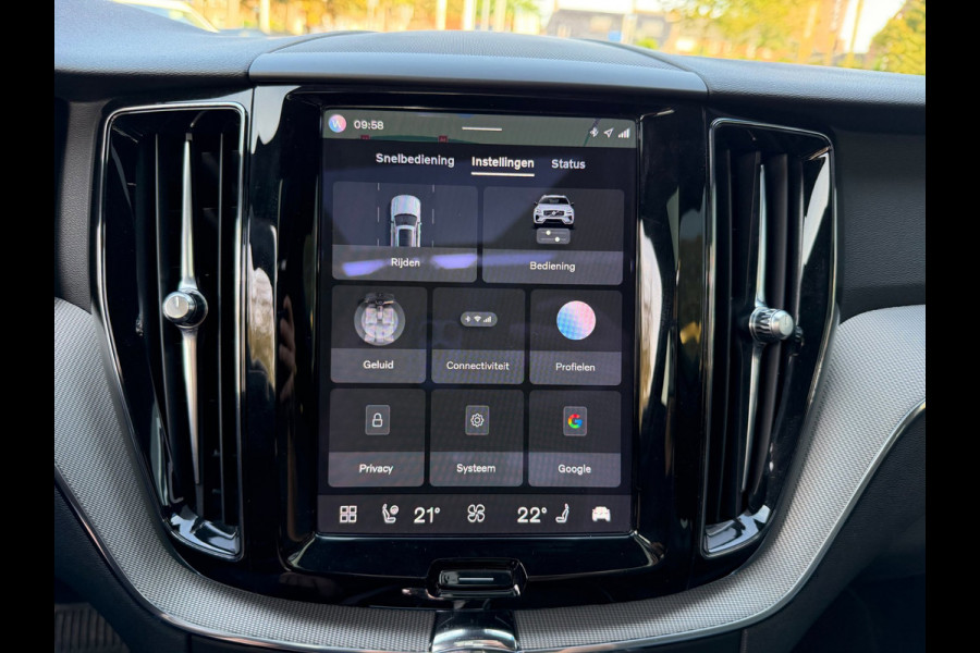 Volvo XC60 2.0 T8 Plug-in hybrid AWD Ultimate Dark Pano / Afn. Trekhaak / Camera / Stoel memorie / Stoel & Stuurw. verw.