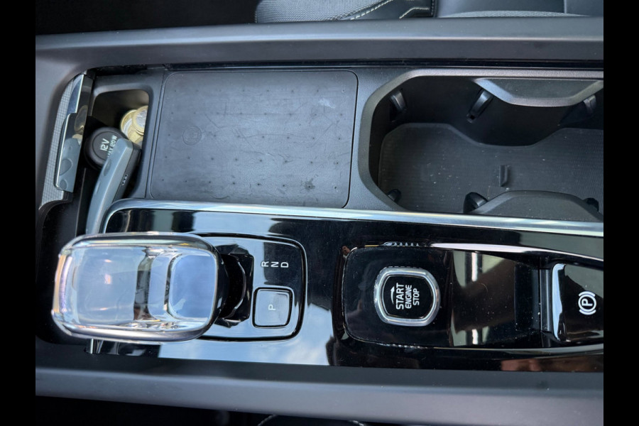 Volvo XC60 2.0 T8 Plug-in hybrid AWD Ultimate Dark Pano / Afn. Trekhaak / Camera / Stoel memorie / Stoel & Stuurw. verw.