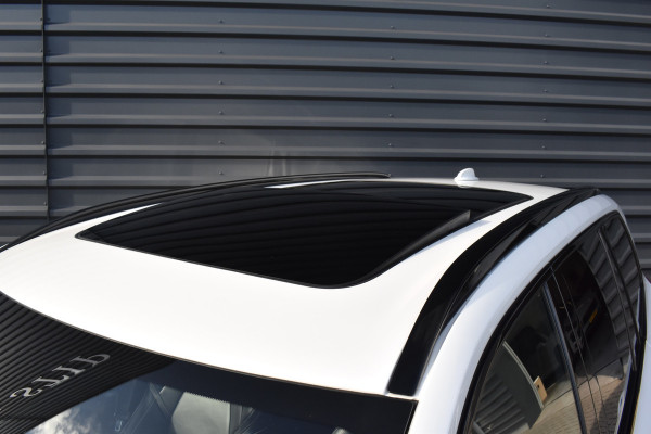 Volvo XC90 2.0 T8 Recharge AWD R-Design | Panorama | Bowers&Wilkins | Trekhaak | Luchtvering | 22'' Wielen | ACC | Head- Up |