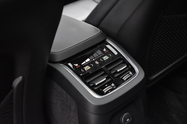 Volvo XC90 2.0 T8 Recharge AWD R-Design | Panorama | Bowers&Wilkins | Trekhaak | Luchtvering | 22'' Wielen | ACC | Head- Up |
