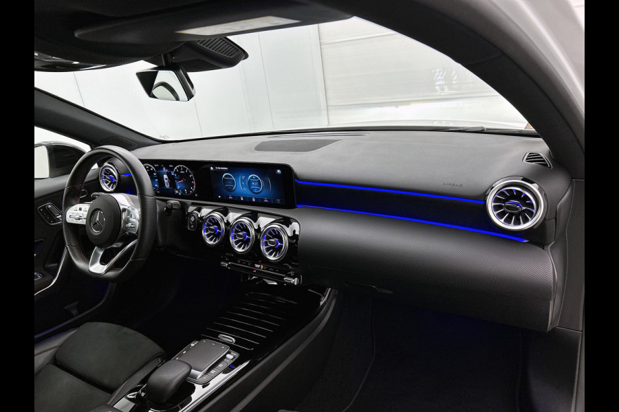 Mercedes-Benz A-Klasse 180 Premium Plus  Panoramadak | elct. bedienbare voor stoelen met memory | Navigatie | Parking support met camera achter | Inclusief 24 maanden MB Certified garantie voor Europa