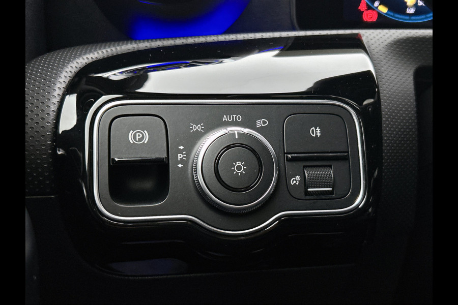 Mercedes-Benz A-Klasse 180 Premium Plus  Panoramadak | elct. bedienbare voor stoelen met memory | Navigatie | Parking support met camera achter | Inclusief 24 maanden MB Certified garantie voor Europa