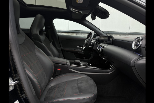 Mercedes-Benz CLA-Klasse Shooting Brake 250 e AMG Line | Panoramadak | Elek. Trekhaak | Sfeerverlichting | Widescreen | Carplay | LED